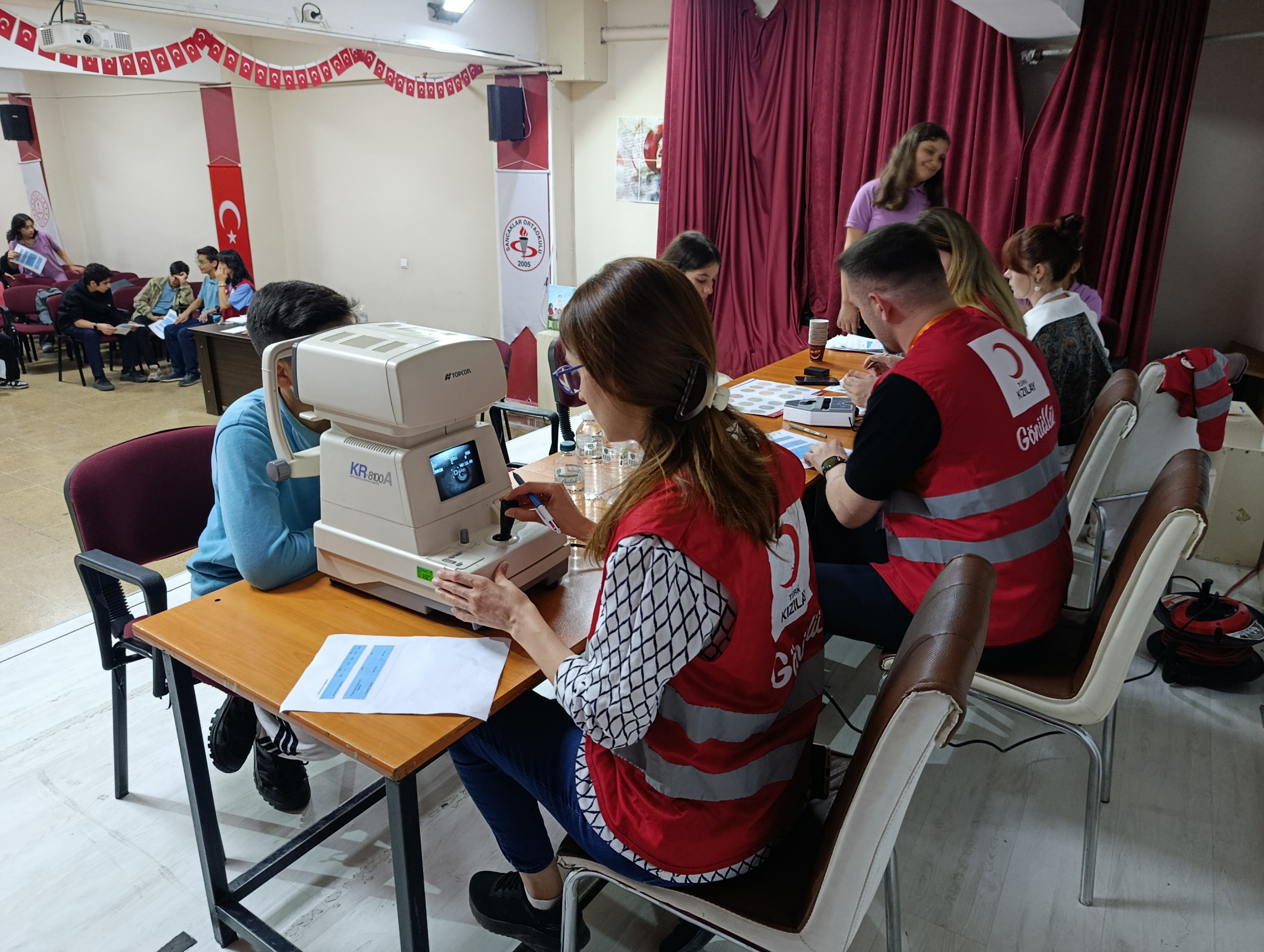 Bir okulda çocuklara göz taraması yapılırken