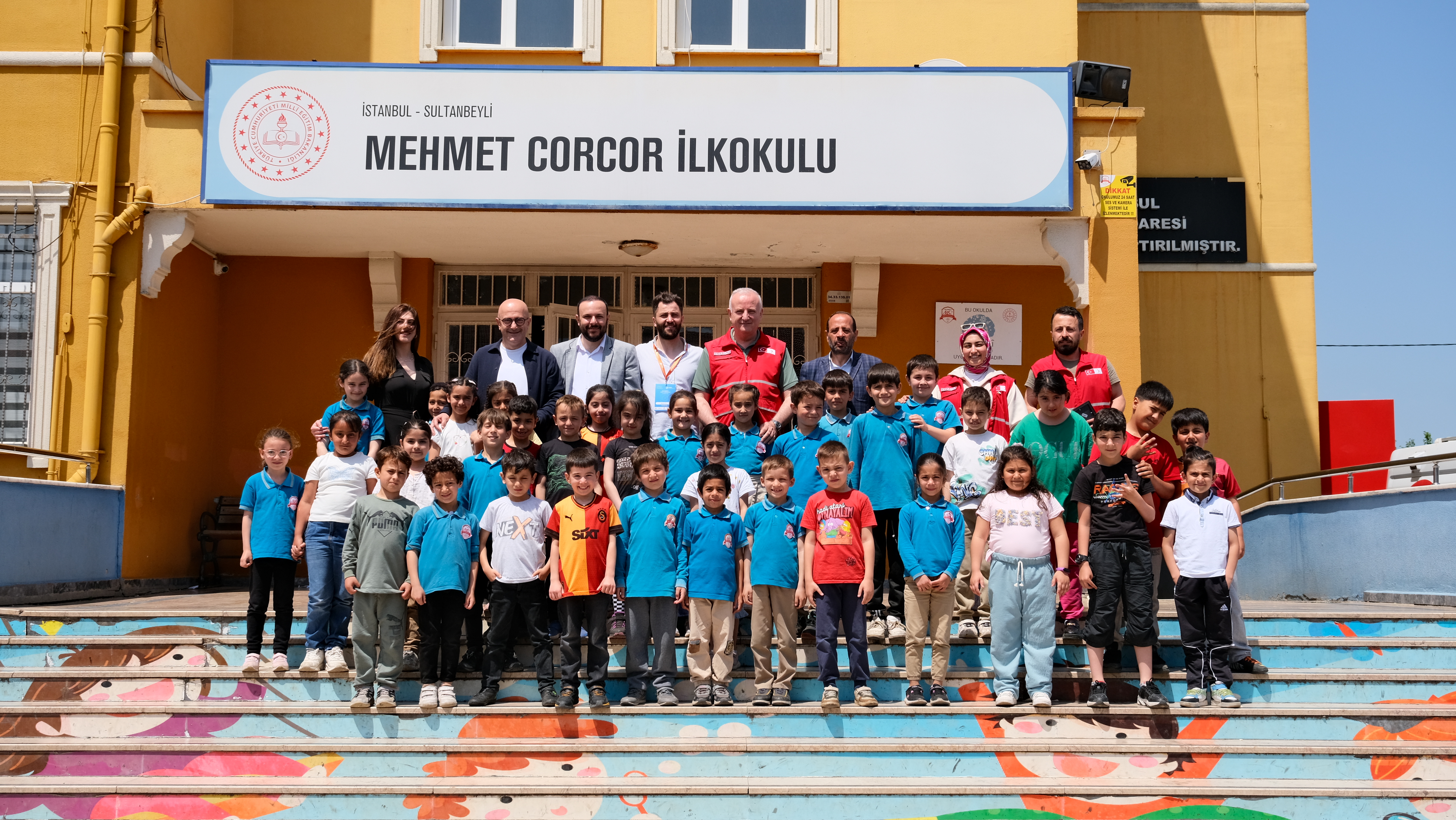 Bir ilkokulda tarama sonrası öğrenciler ve ekip