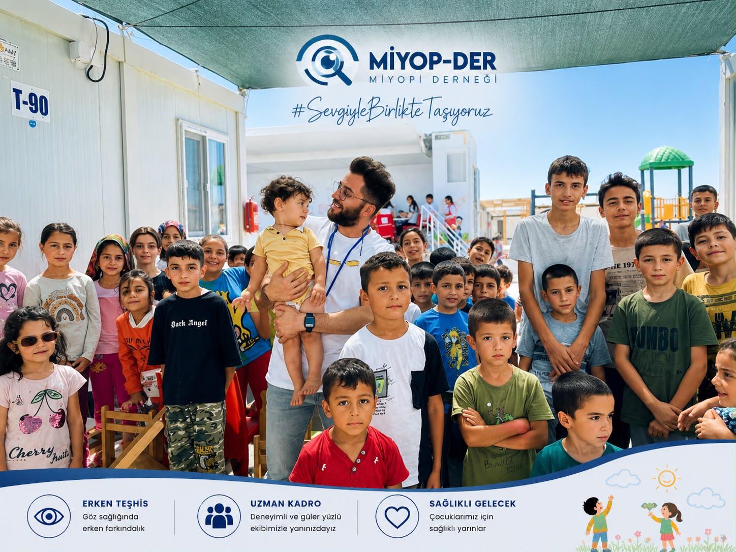 Deprem bölgesindeki bir konteyner kentte gönüllü ve çocuklar