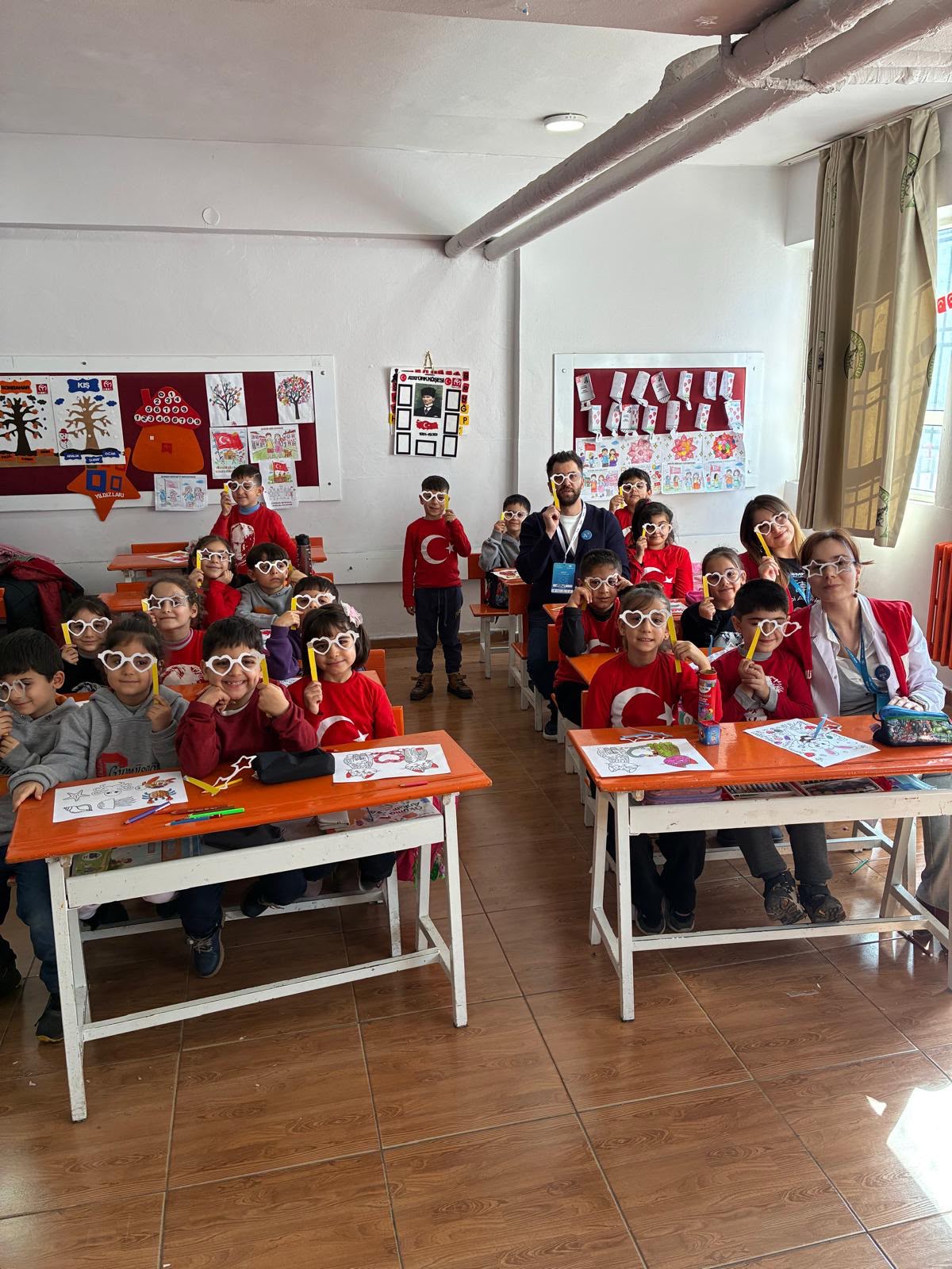 Kağıt gözlüklerle sınıfta göz sağlığı eğitimindeki çocuklar